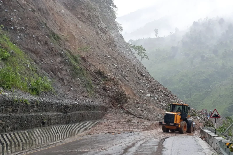 मुग्लिन–नारायणगढ सडक खण्डमा पहिरो, स्काभेटर चालकको मृत्यु