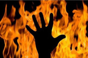 चबहिलमा एक पुरुषले पेट्रोल छर्केर आफ्नै शरीरमा लगाए आगो, ५ जना घाइते