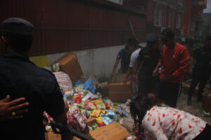 तीनकुनेको गोदाममा आगलागी, २ जना घाइते