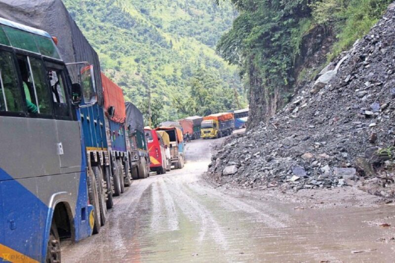 जलबिरेमा पहिरो खस्दा नारायणगढ मुग्लिन सडक खण्ड अवरुद्ध