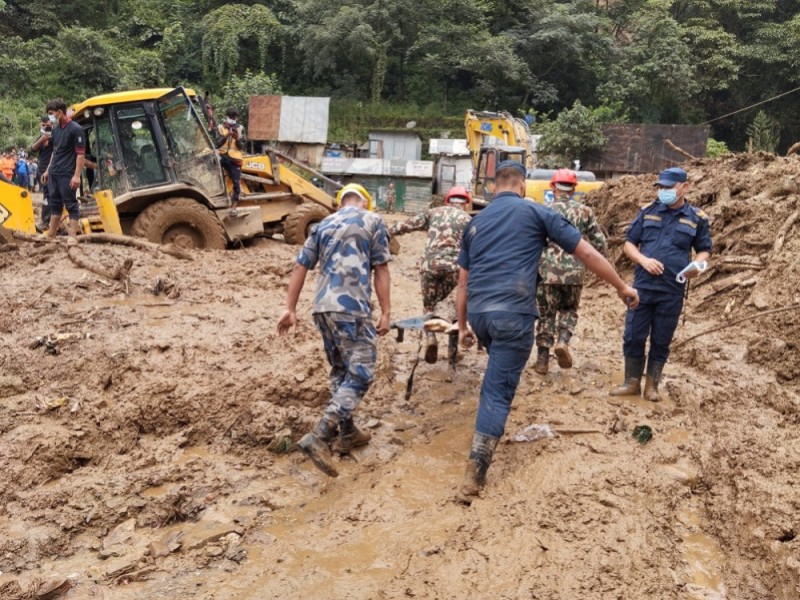झ्याप्लेखोलाको पहिरो पन्छाउन पृथ्वी राजमार्ग दुई घण्टाका लागि पूर्णरुपमा बन्द