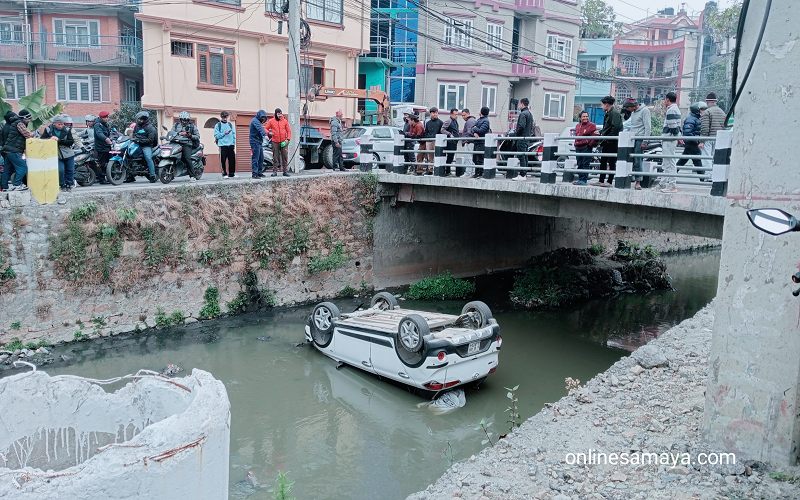 धोबीखोलामा खस्यो कार