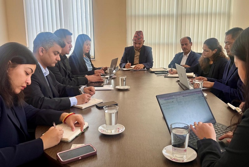 प्राधिकरणका अध्यक्ष ओझा र भुटानका डेपुटी गभर्नर छोदेनबीच भेटवार्ता