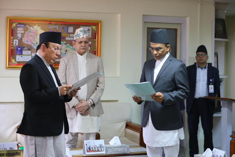राष्ट्र बैंकका नवनियुक्त गभर्नर विश्व पौडेलले लिए शपथ