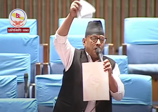 सांसद थापाले सदनमै च्याते बजेट किताब