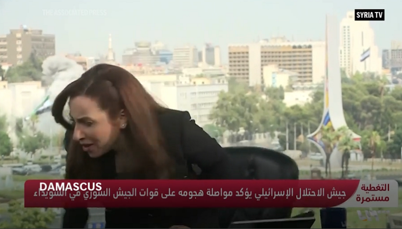 टीभीमा समाचार पढ्दापढ्दै प्रत्यक्ष प्रसारण छाडेर प्रस्तोता भागेपछि…