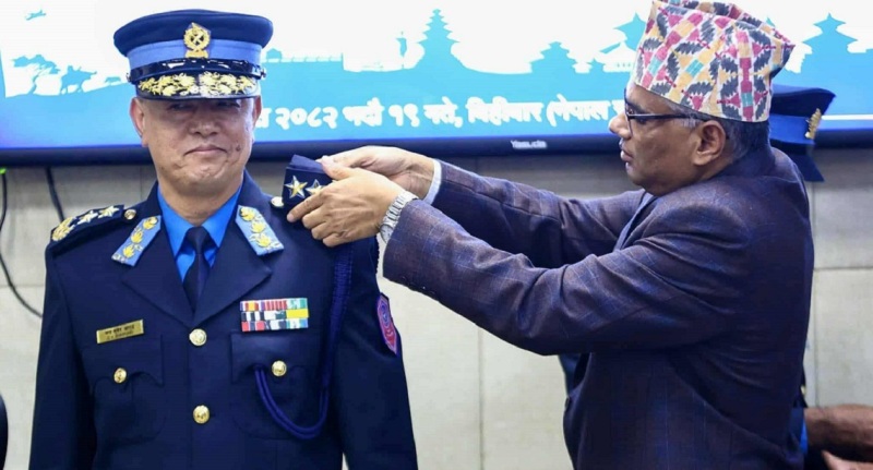 नवनियुक्त प्रहरी महानिरीक्षक खापुङले लगाए दज्र्यानी चिह्न