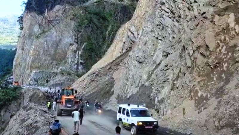 ४५ घण्टापछि एकतर्फी खुल्यो नारायणगढ–मुग्लिन सडक