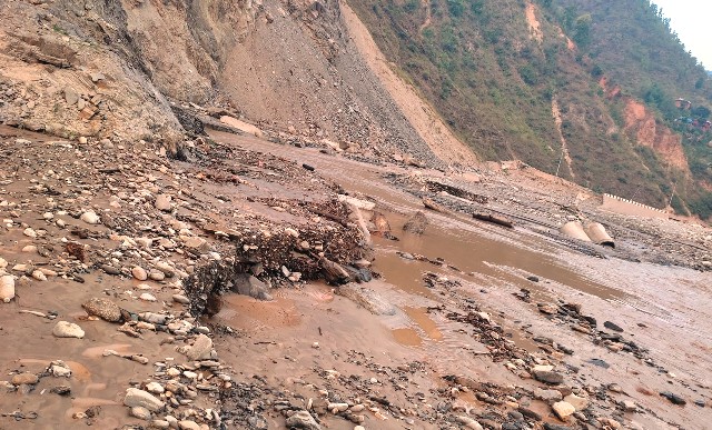 बाढीपहिरोका कारण विभिन्न राजमार्गका १३ सडक पूर्ण रूपमा अवरुद्ध