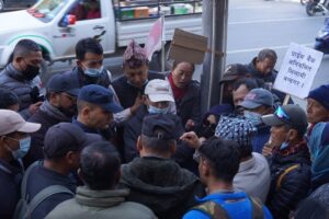 प्राइम बैंकको केन्द्रीय कार्यालयमा सहकारी बचतकर्ताको धर्ना