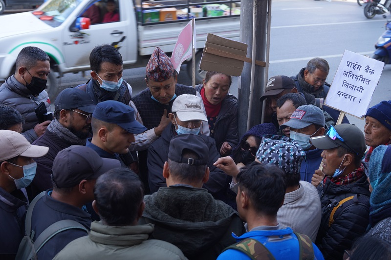 प्राइम बैंकको केन्द्रीय कार्यालयमा सहकारी बचतकर्ताको धर्ना