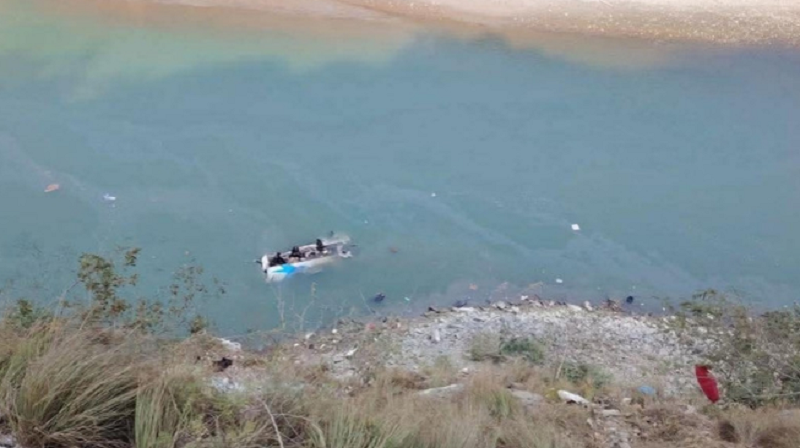 काठमाडौंबाट ओखलढुंगा जाँदै गरेको बस तामाकोशी नदीमा खस्यो