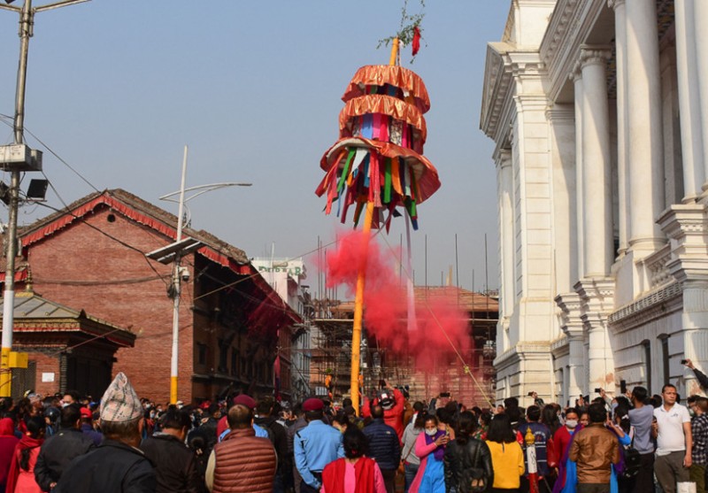 बसन्तपुरमा चीर ठड्याइएसँगै सुरू भयो होली उत्सव