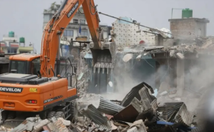 मनोहरा सुकुम्बासी बस्तीमा घरटहरा हटाउन चल्यो डोजर