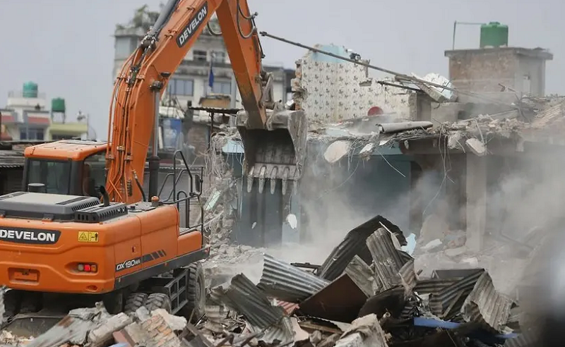 मनोहरा सुकुम्बासी बस्तीमा घरटहरा हटाउन चल्यो डोजर